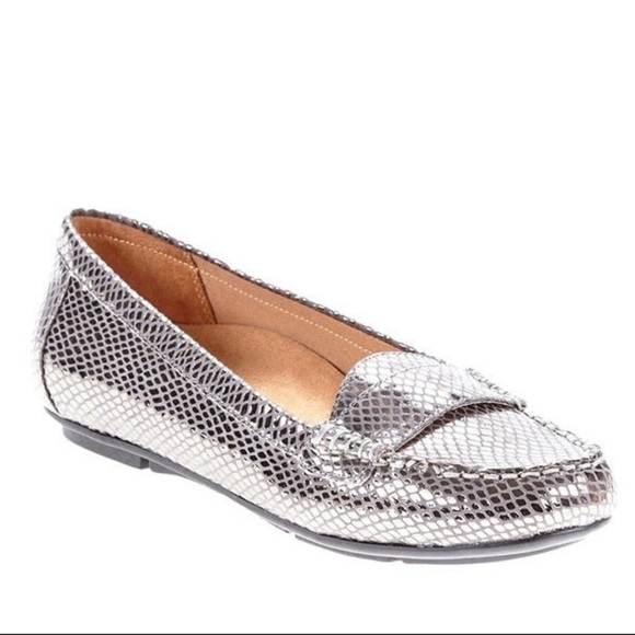 vionic larrun loafer leopard